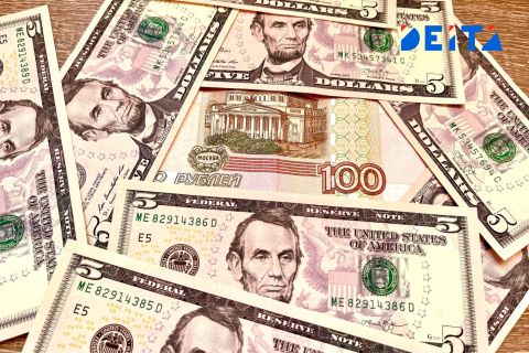 Банки массово отказываются принимать у россиян наличные доллары: в чём дело