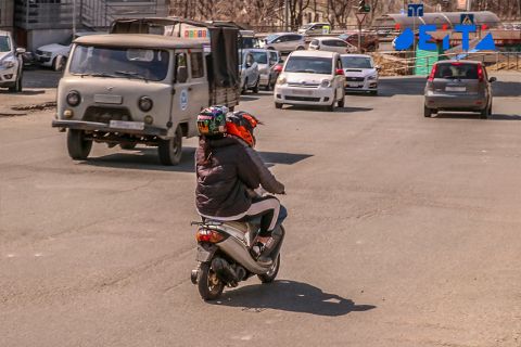 Госавтоинспекция Владивостока взялась за школьников на мопедах