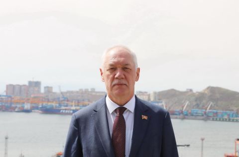 Председатель Думы города Владивостока Андрей Брик поздравляет с Днем Победы