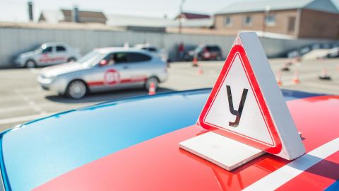 Инструктор и ученик скрылись с места ДТП на учебной машине во Владивостоке