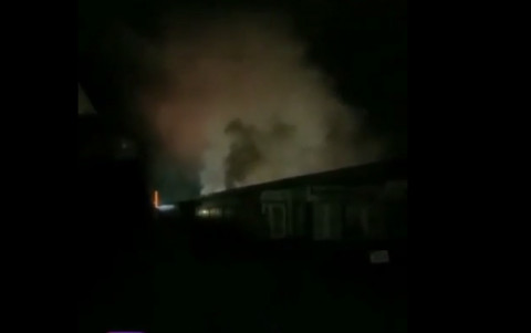 Жилой барак объят пламенем во Владивостоке