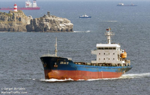В Охотском море остановлены поиски моряка, упавшего за борт