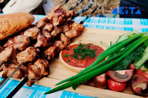 Какие продукты сильнее подорожают к майским праздникам, рассказал эксперт
