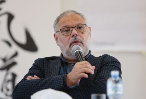 Хазин: Украину могут накачать деньгами для борьбы с США