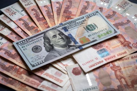 Впереди девальвация: что ждёт россиян с накоплениями в рублях