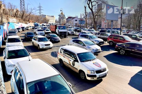 Короткая рабочая неделя во Владивостоке закончилась длинными пробками
